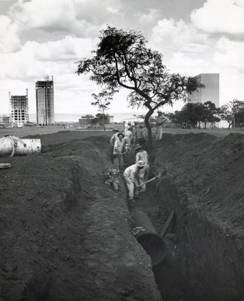 Builders and doctors in Brasilia: Brasilia, the most modern capital city in the world has 65,000 inhabitants in 1959. Today, its population totals 250,000. In three years this figure will increase to 500,000. Since the first foundations were laid, builders and doctors worked closely together, first of all to see to it that the 60,000 workers who took part in building the new city stayed in good health, then to prevent the town from being invaded by the diseases of bush and forest. Immigrants' health is checked systematically on the road into Brasilia, while specialists study the flora and fauna of the environment in order to discover possible sources of dangerous diseases. Building sights in the center of town.