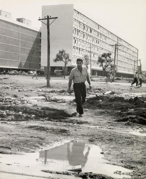 Builders and doctors in Brasilia: Brasilia, the most modern capital city in the world has 65,000 inhabitants in 1959. Today, its population totals 250,000. In three years this figure will increase to 500,000. Since the first foundations were laid, builders and doctors worked closely together, first of all to see to it that the 60,000 workers who took part in building the new city stayed in good health, then to prevent the town from being invaded by the diseases of bush and forest. Immigrants' health is checked systematically on the road into Brasilia, while specialists study the flora and fauna of the environment in order to discover possible sources of dangerous diseases. Building sights in the center of town.