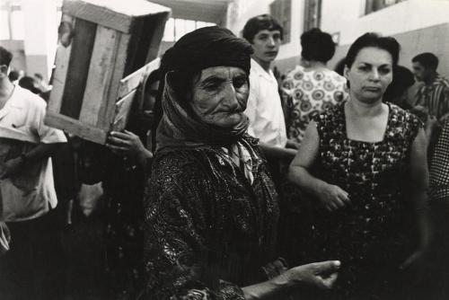 Old Kurdish woman at the market
