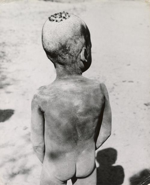 Portrait of naked child from behind