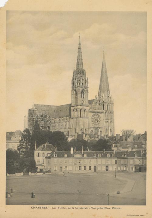 Chartres - Les Flèches de la Cathédrale - Vue prise Place Châtelet