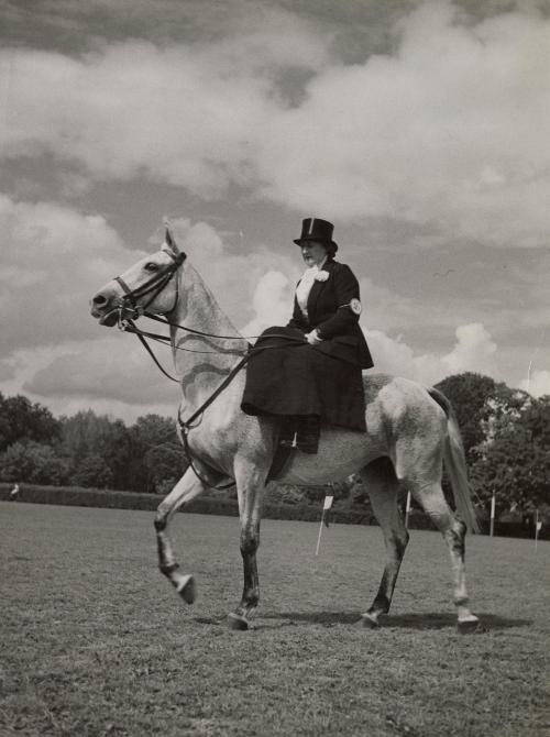 Mme. Chasseloup-Laubat in a competition of elegance, Bagatelle, Paris, France