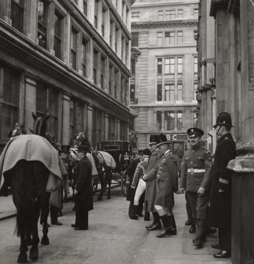 Arrival of the President of the Republic of France Albert Lebrun in London: During the reception, at the Guildhall, the carriages and coachmen wait for the party of Mr. and Mrs . Lebrun, London