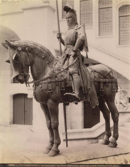 Pierrefonds - La Cour d'Honneur, statue de Louis d'Orléans