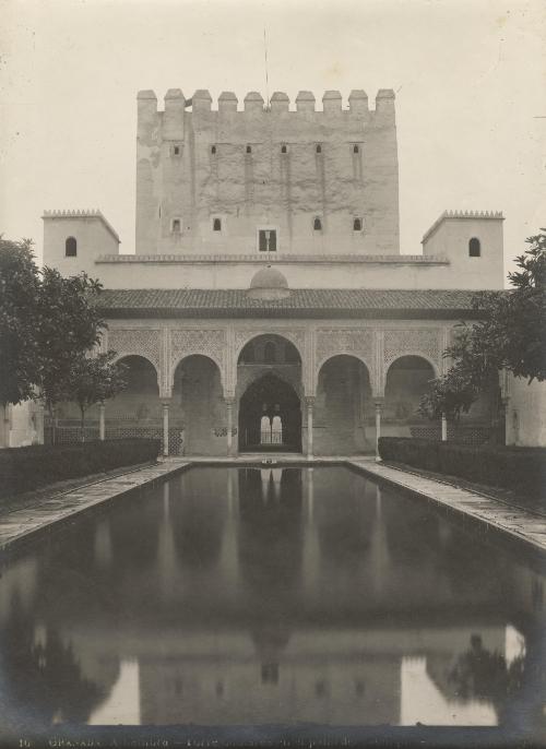10 Granada. Alhambra. - Torre Comares en el patio del estanque - Linares, F. Granada