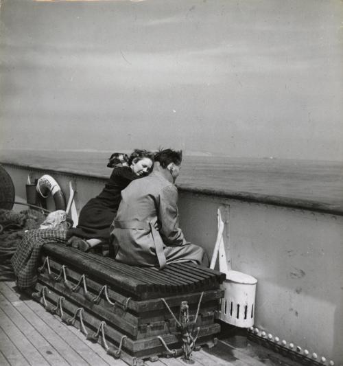 We find here the two who had already settled in this place from the start and who will not move. They have interesting things to say to each other. On the boat from London to Paris.