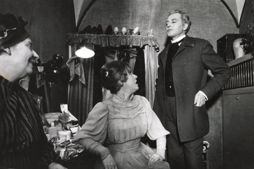 Maria Becker in her dressing room with Thérèse Giehse and her partner, Zurich, from the series "Le Théâtre"