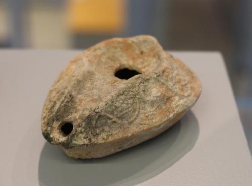 Oil lamp with vine and leaf motif