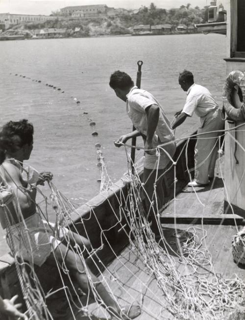 Les filets sout lances de la mer, Brésil Bahia (The spear nets of the sea, Bahia, Brazil)